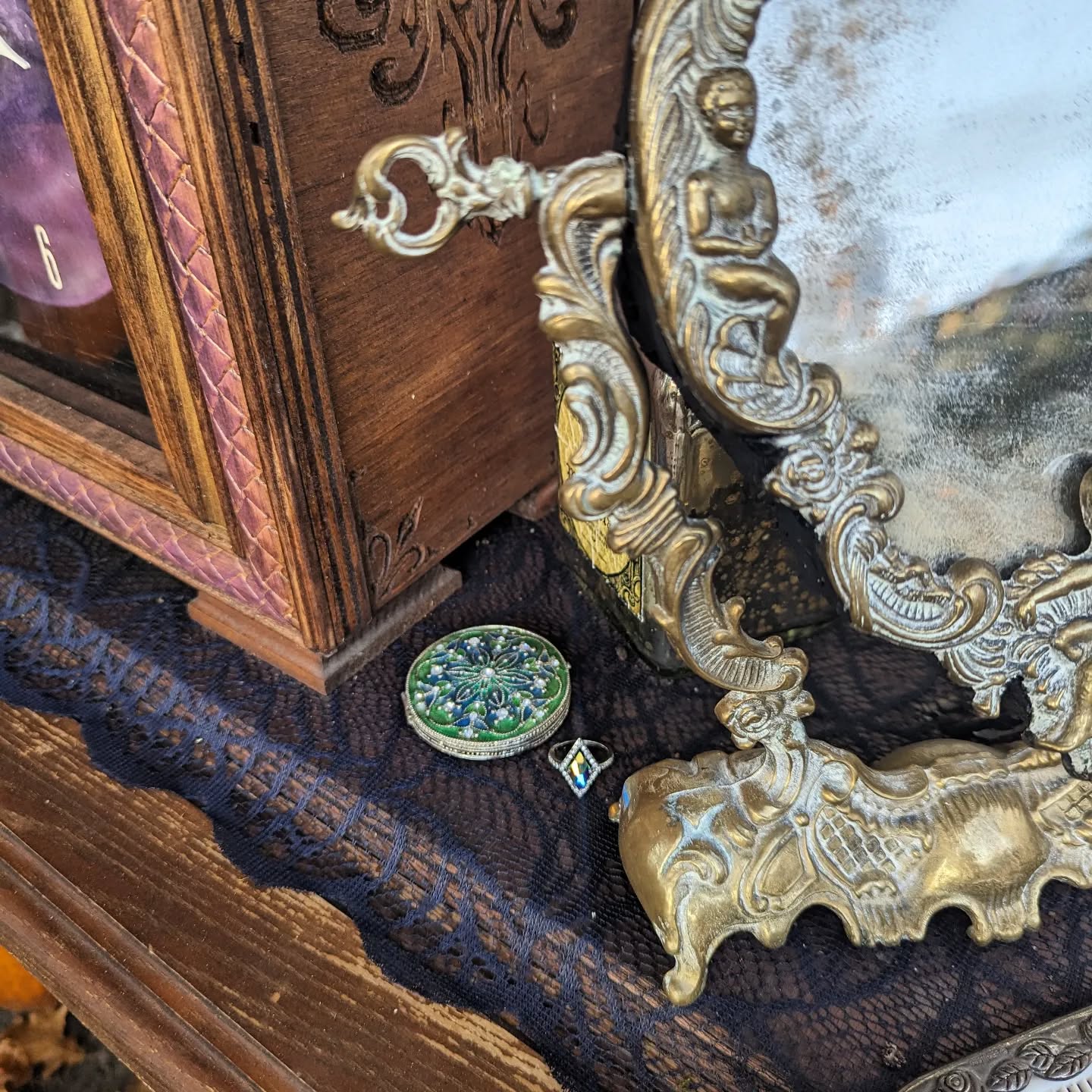 Another gift from our living friends ! Thank you for that sparkling gift ! #themysticalcaravan #mysticalcaravan #haunted #hauntedmansion #gift #massapequa