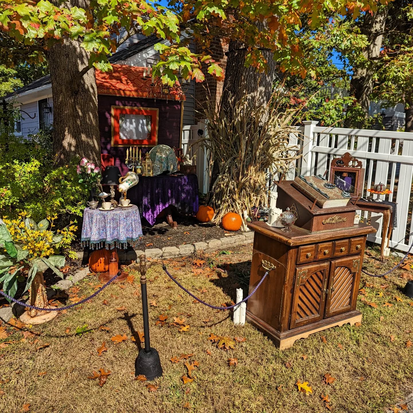 The Mystical Caravan can also be visited during the day ! The ghosts are asleep so it's the perfect time to look for details invisible at night.
#themysticalcaravan #mysticalcaravan #massapequa #hauntedhouse #hauntedmansion #haunted