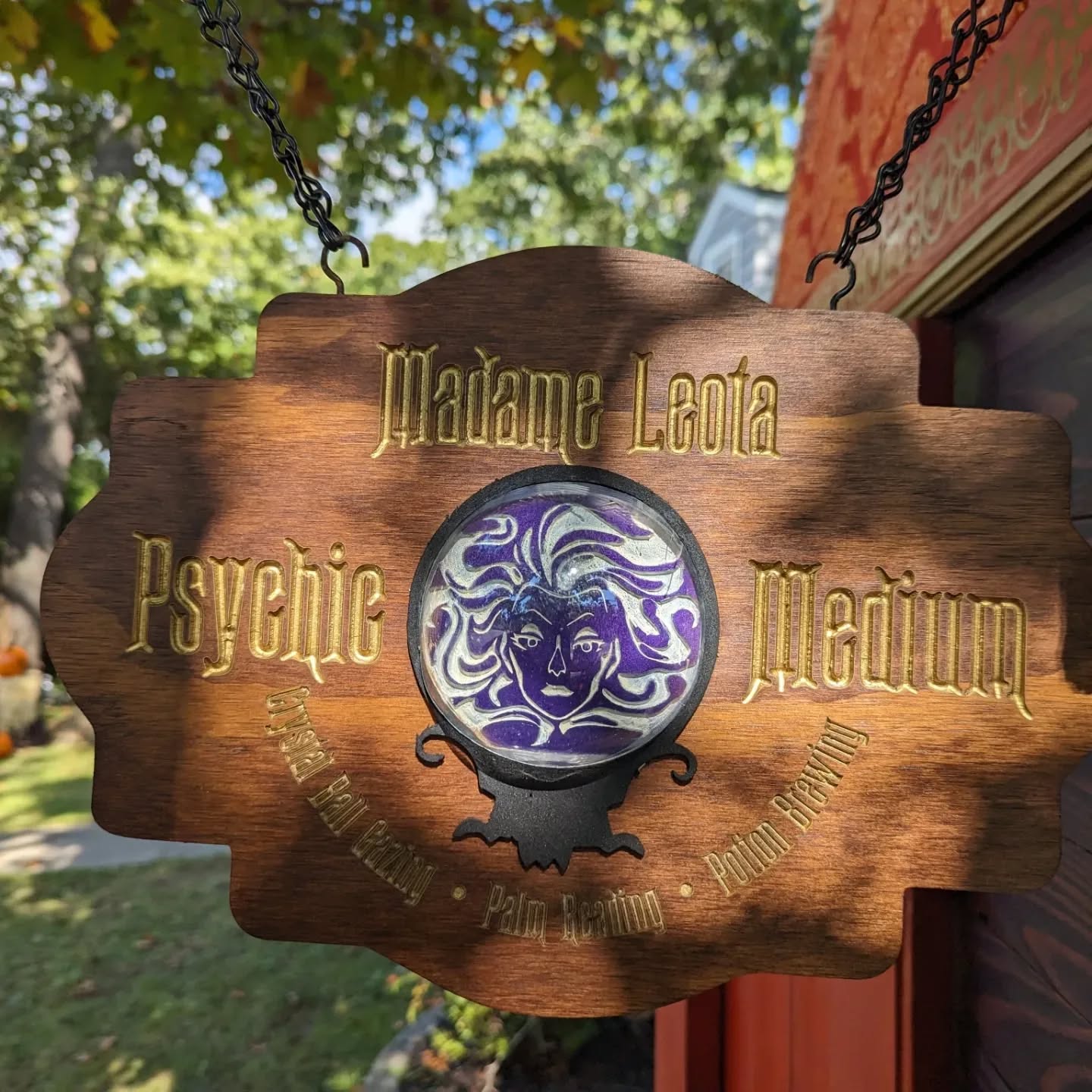 Did you know that sign had a crystal ball ? #themysticalcaravan #halloween #halloween2023 #hauntedmansion #madameleota #massapequa