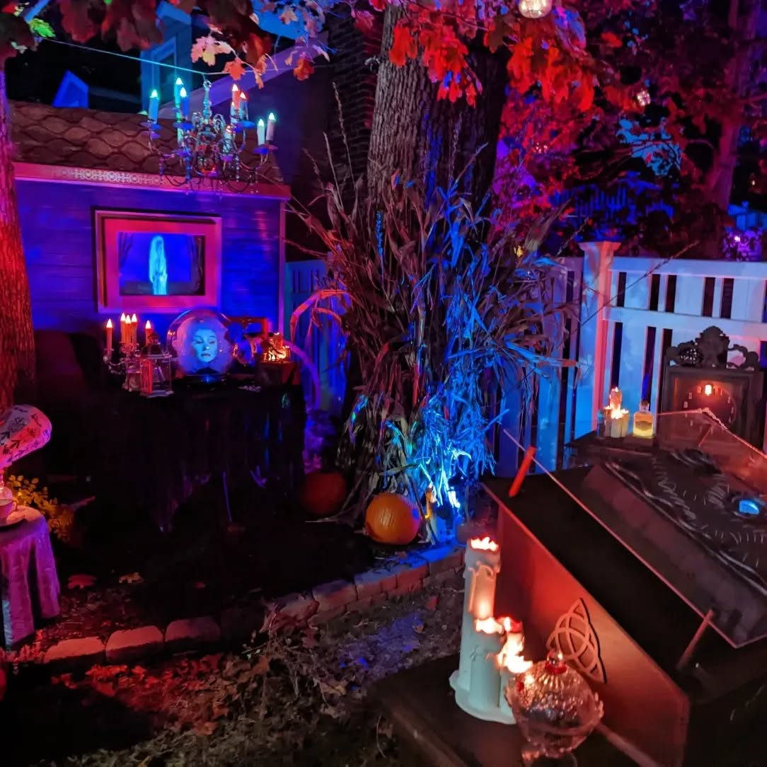Madame Leota is waiting for you ! #themysticalcaravan #hauntedmansion #wdw #madameleota #halloween